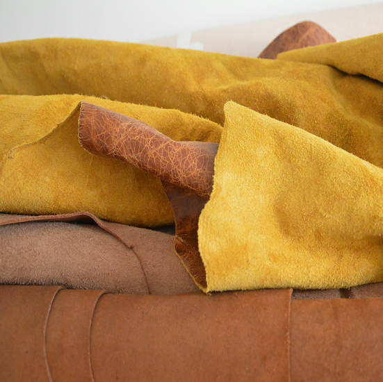 重なるレザーの画像